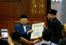Wapres Ma’ruf Amin Terima Gelar Bapak Ekonomi Syariah Indonesia