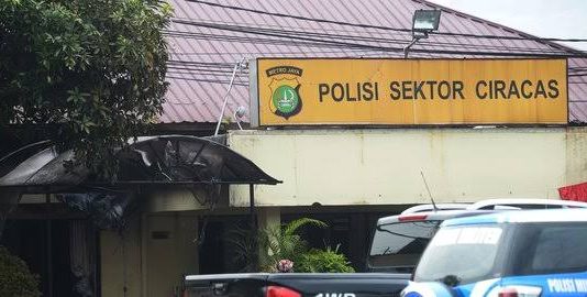 Kapolsek Ciracas Berikan Bantuan kepada Keluarga Terduga Teroris